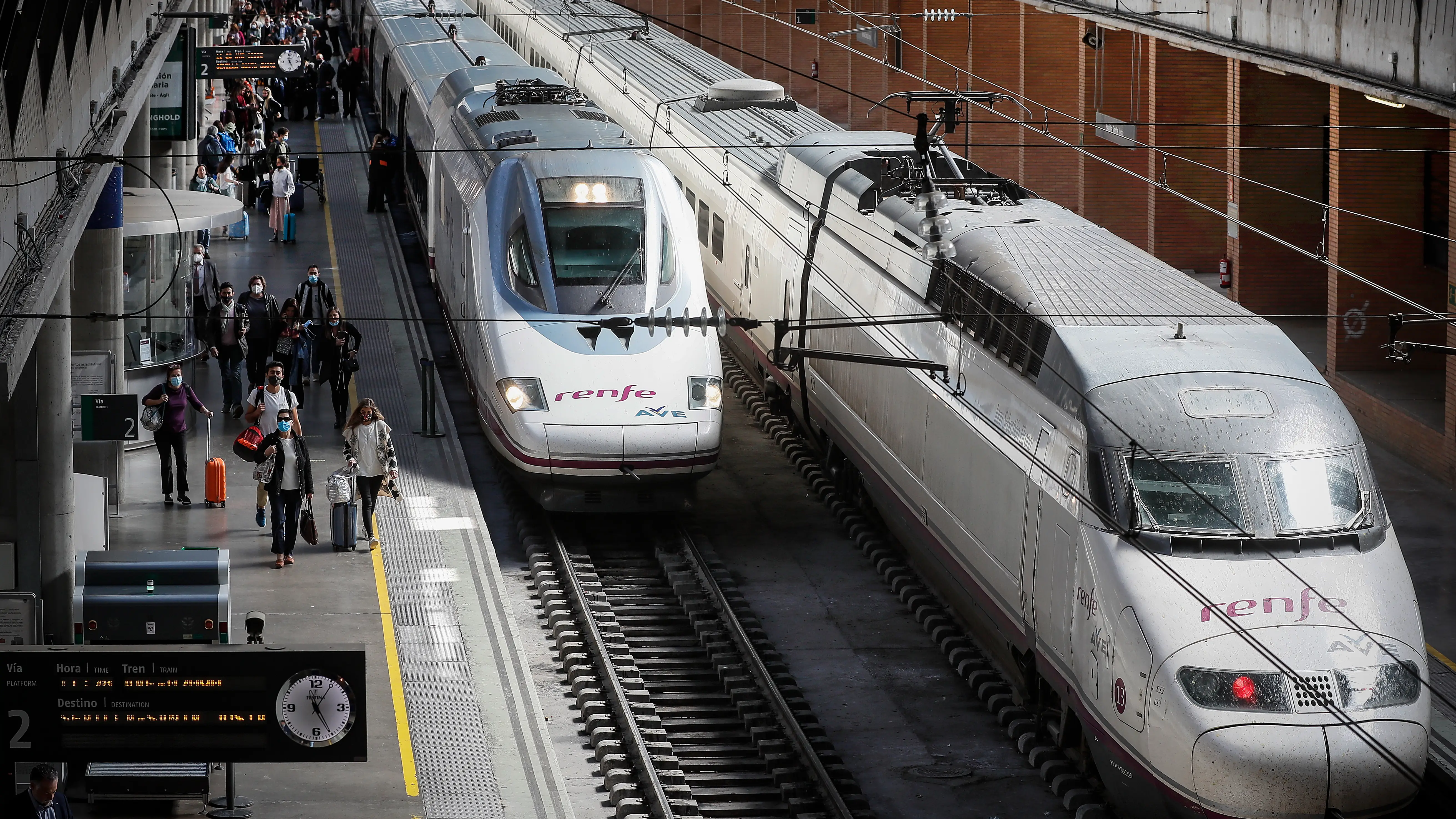 Interminables colas de espera para comprar un billete en Renfe tras lanzar una oferta de viajes por 15 euros