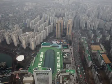 Así es la Sky Run, una maratón vertical escalando los casi 3.000 escalones de la Torre Lotte 
