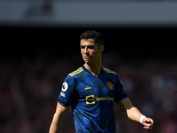 Cristiano Ronaldo le dedica el gol contra el Arsenal a su bebé fallecido en un Emirates que le aplaudió Cristiano Ronaldo le dedica el gol contra el Arsenal a su bebé fallecido en un Emirates que le aplaudió