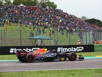 Verstappen gana en Ímola por delante de Pérez en un día negro para los españoles, Sainz y Alonso abandonaron