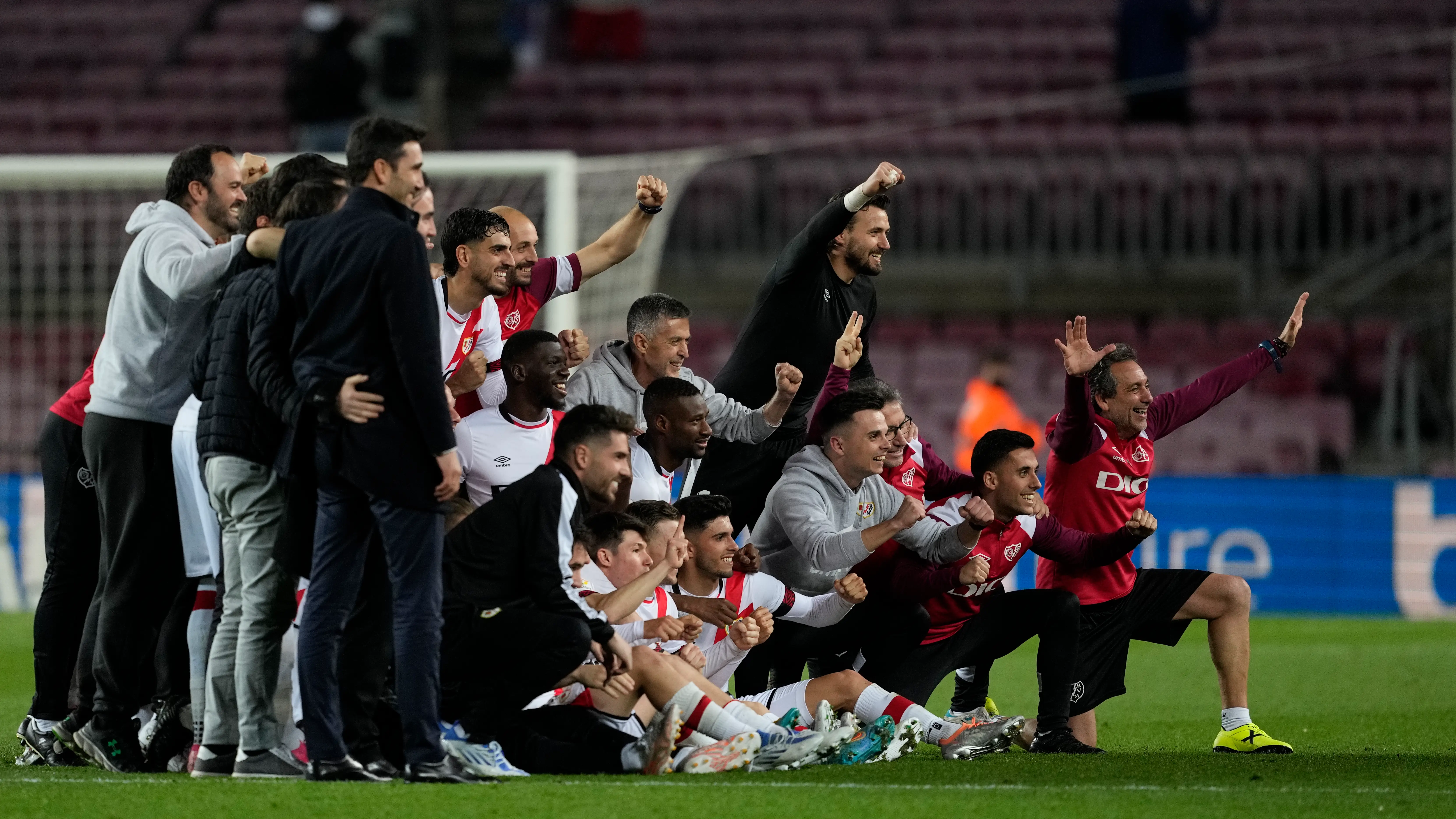 El Rayo asalta el Camp Nou, agrava la crisis del Bar&ccedil;a en casa y adelanta el alir&oacute;n del Real Madrid