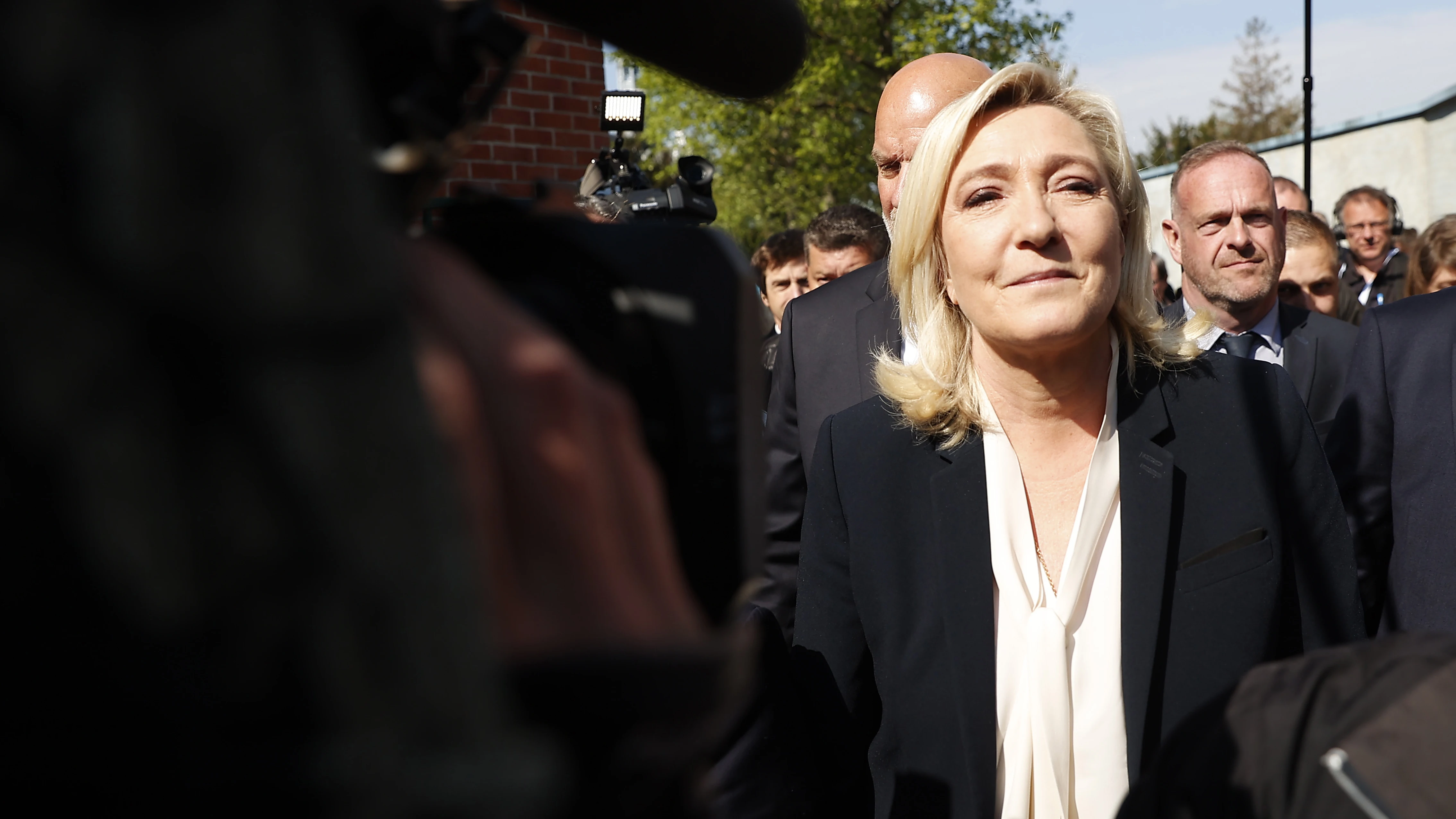 Le Pen reconoce la derrota en las elecciones francesas y avisa: "Millones de compatriotas han apostado por el cambio" Le Pen reconoce la derrota en las elecciones francesas y avisa: "Millones de compatriotas han apostado por el cambio"