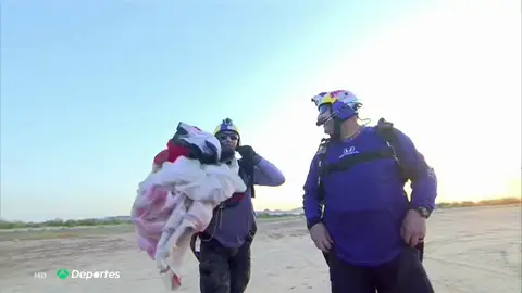 La arriesgada maniobra de 2 pilotos paracaidistas que requiere la máxima coordinación La arriesgada maniobra de 2 pilotos paracaidistas que requiere la máxima coordinación