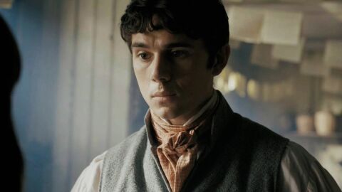 Calam Lynch como Theo