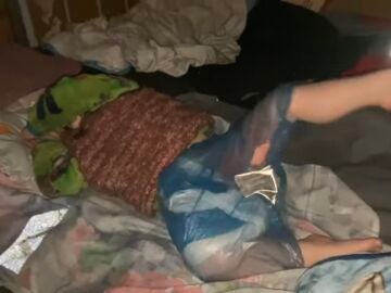 Un niño con pañales de plástico
