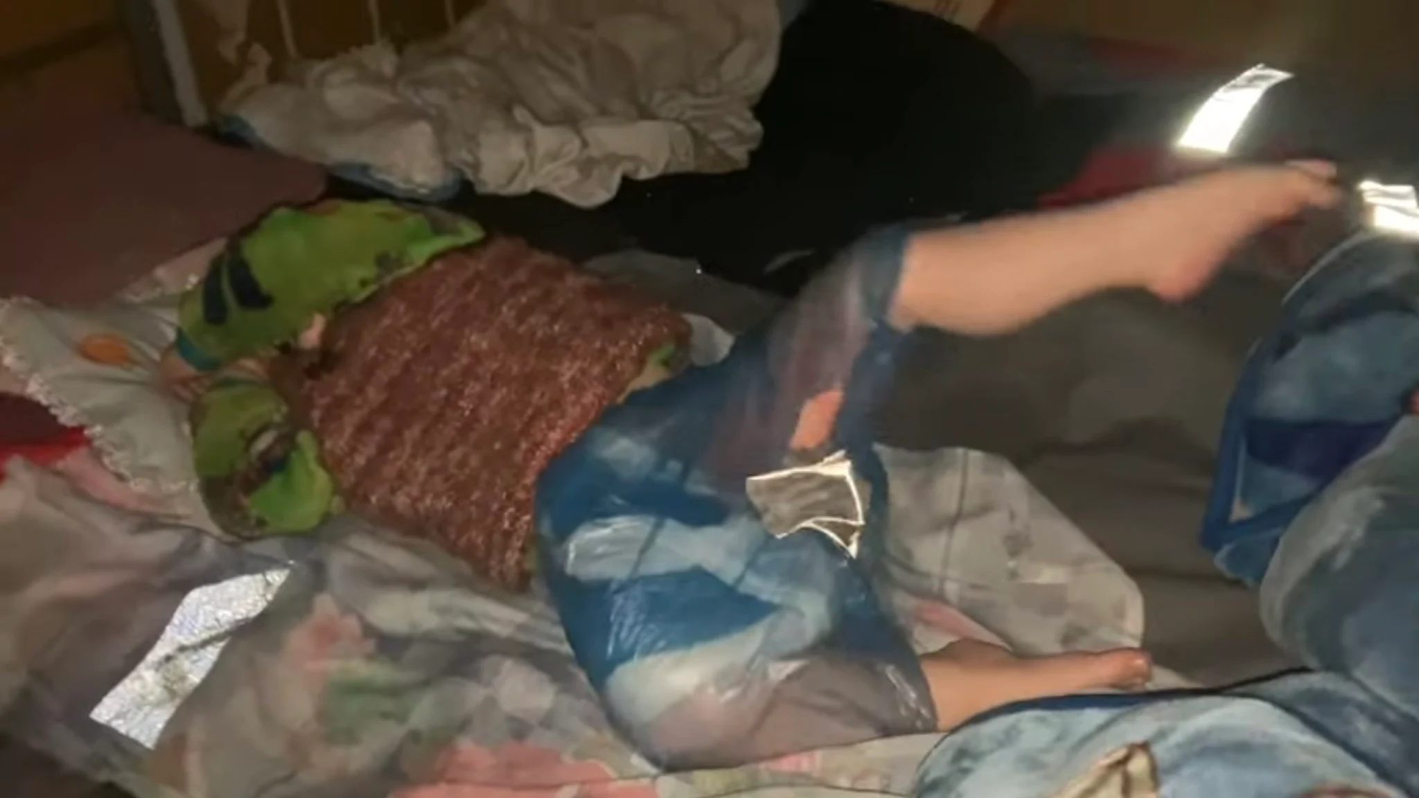 Un ni&ntilde;o con pa&ntilde;ales de pl&aacute;stico