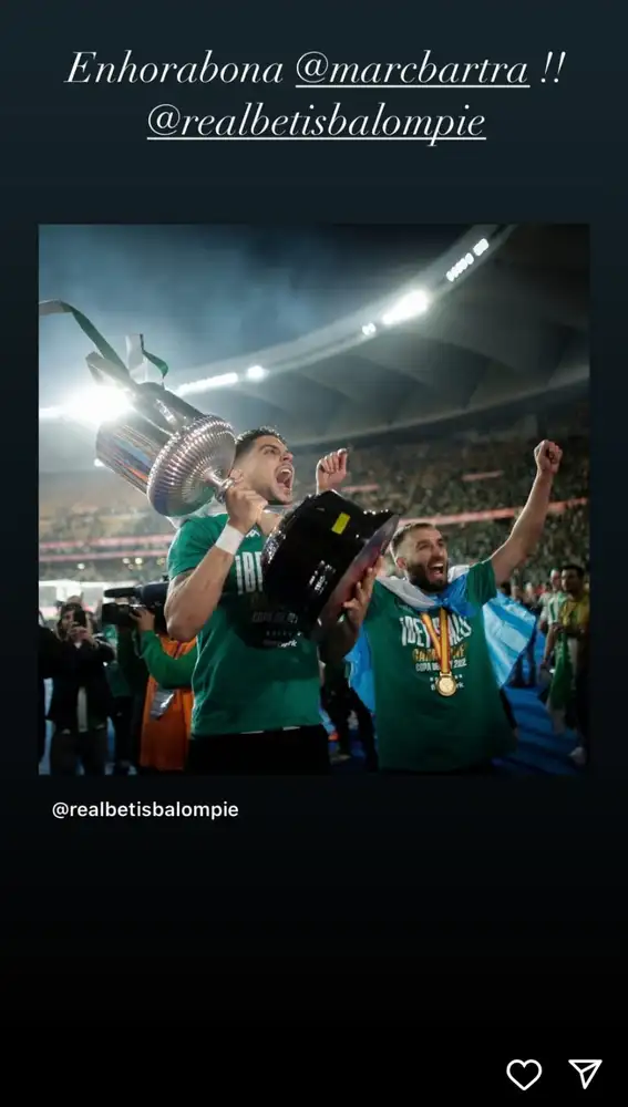 Marc Bartra levantando la Copa del Rey