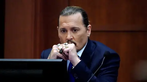 Johnny Depp, pensativo en el juicio contra Amber Heard Johnny Depp, pensativo en el juicio contra Amber Heard