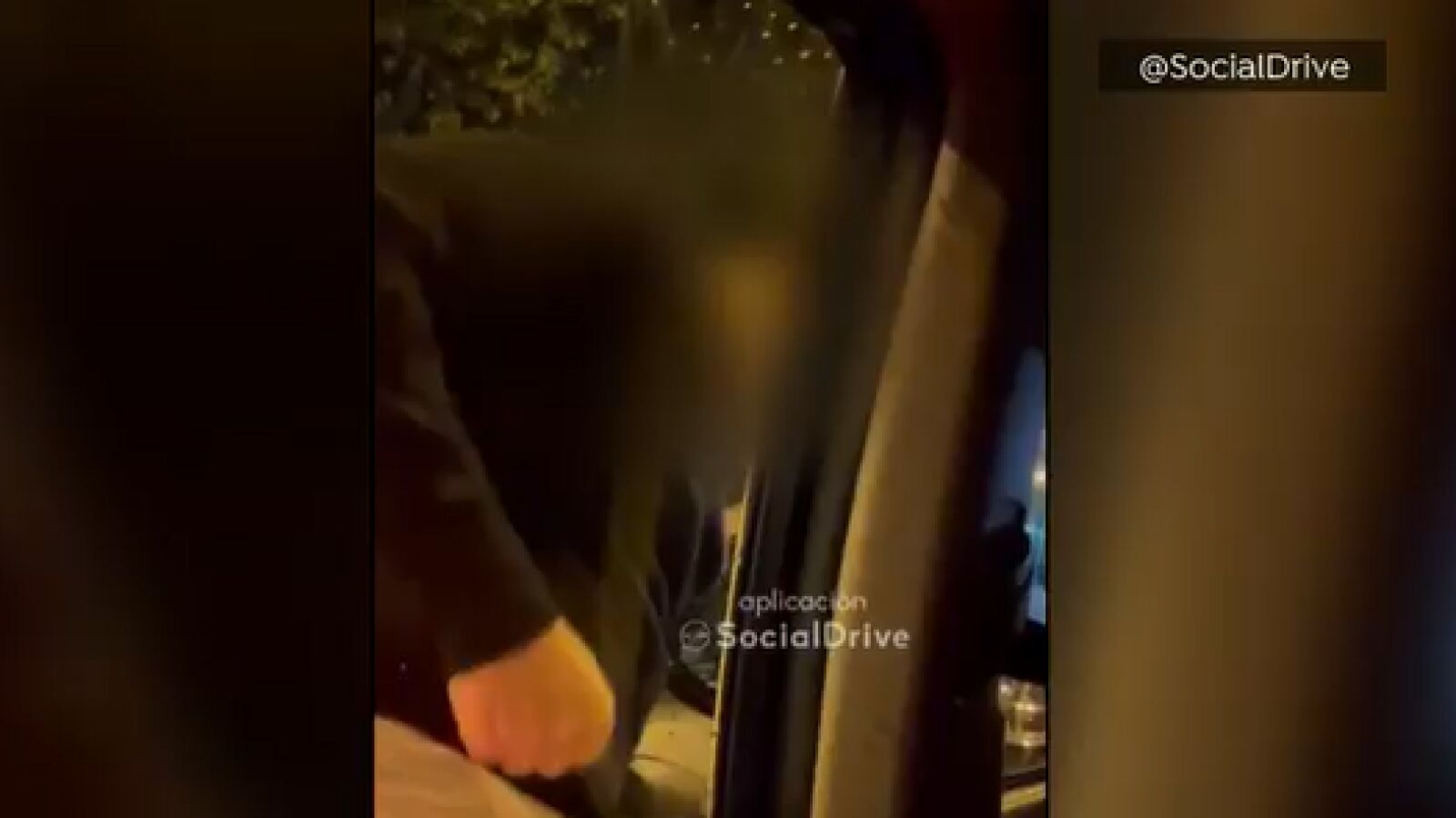 El vídeo de un conductor fuera de sí golpeando las ventanillas de un taxi en Madrid