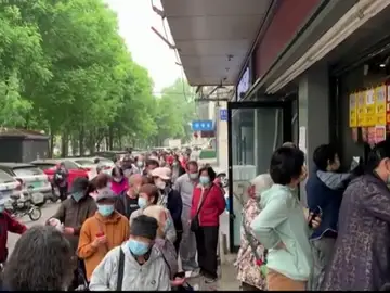 Los test masivos de covid en Pekín provocan escenas de pánico en los supermercados