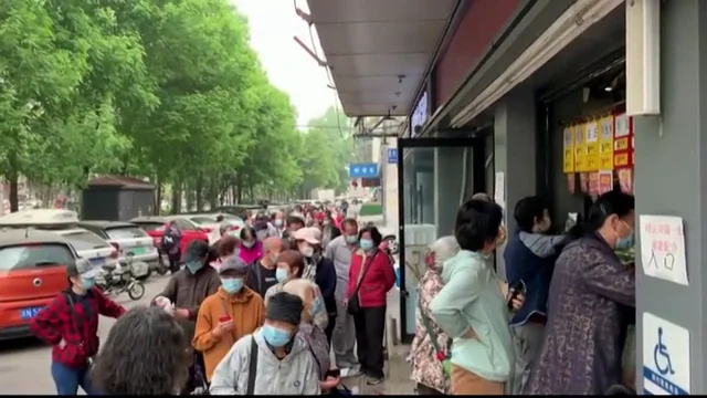 Los test masivos de covid en Pek&iacute;n provocan escenas de p&aacute;nico en los supermercados