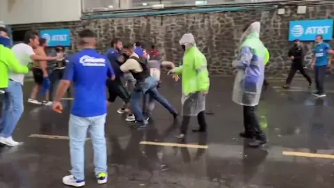 Batalla campal entre ultras de Cruz Azul en México Batalla campal entre ultras de Cruz Azul en México