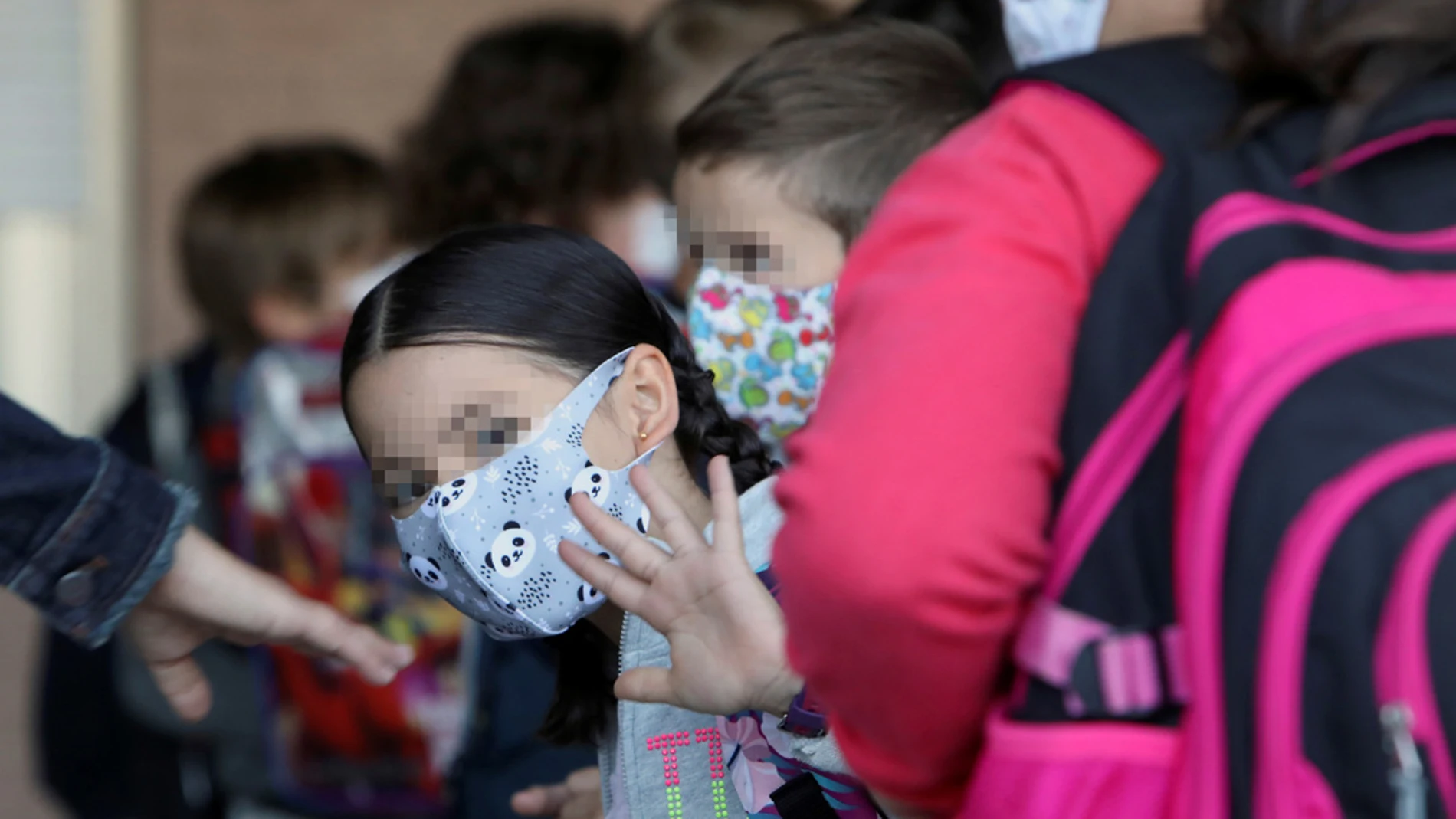 Imagen de archivo de varios niños entrando al colegio con mascarillas Imagen de archivo de varios niños entrando al colegio con mascarillas