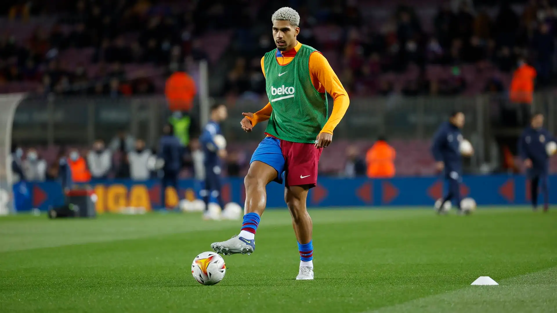 Araujo renueva con el Barcelona hasta 2026