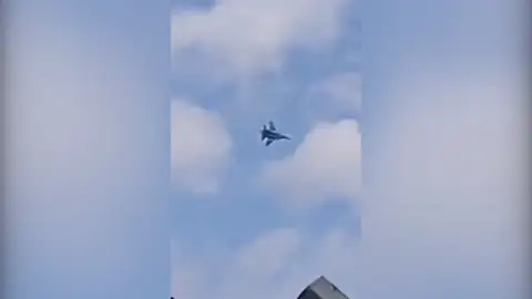 El vídeo de un avión ruso estrellándose en Járkov tras varios segundos girando sin control en el aire El vídeo de un avión ruso estrellándose en Járkov tras varios segundos girando sin control en el aire