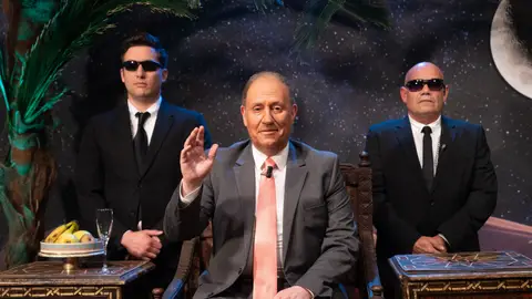 El doble del rey emérito Juan Carlos bromea en 'El Hormiguero 3.0' con el patrimonio de Felipe VI: "Estoy por hacerle un bizum al pobre" El doble del rey emérito Juan Carlos bromea en 'El Hormiguero 3.0' con el patrimonio de Felipe VI: "Estoy por hacerle un bizum al pobre"