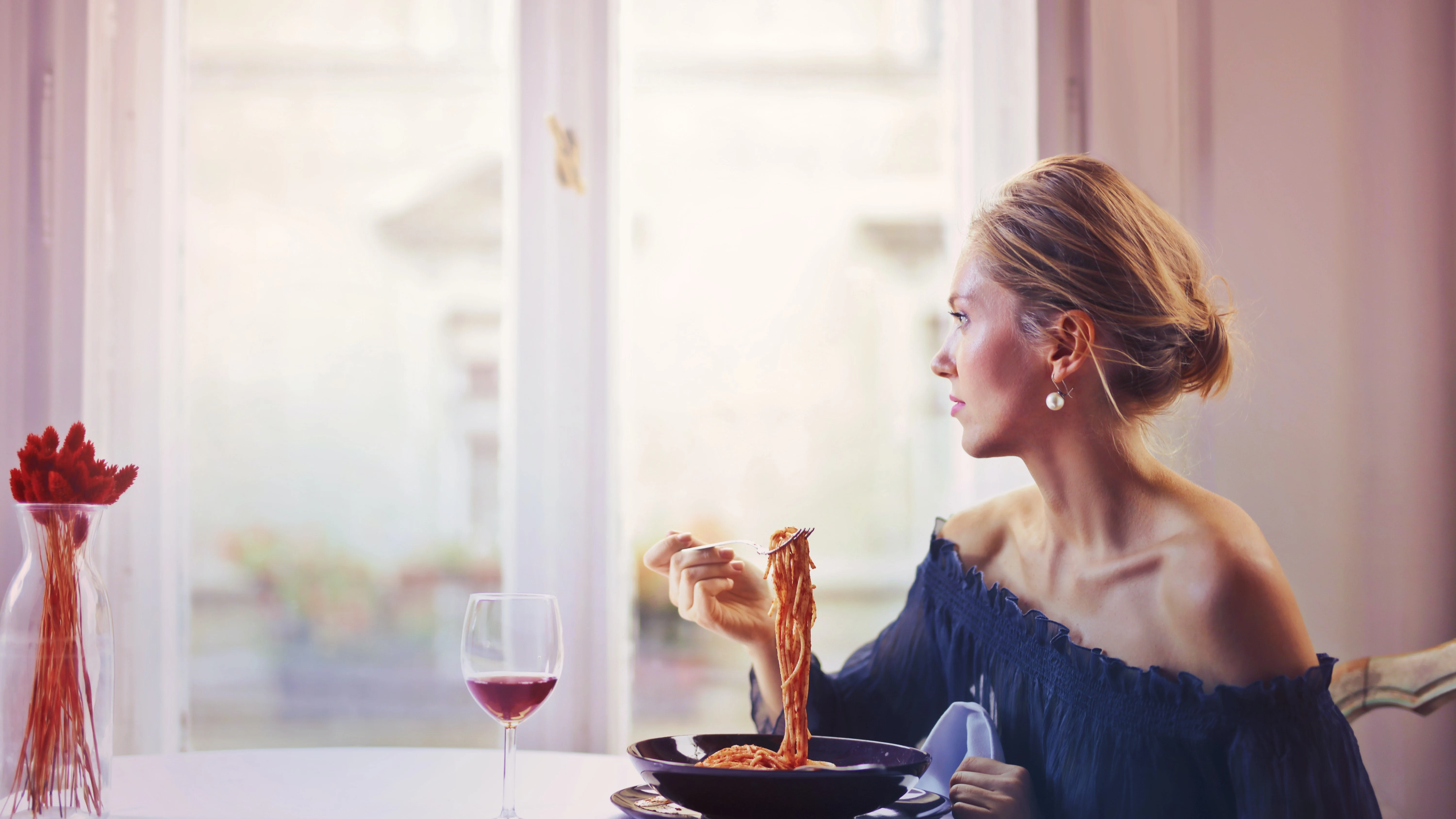Una mujer comiendo sola.