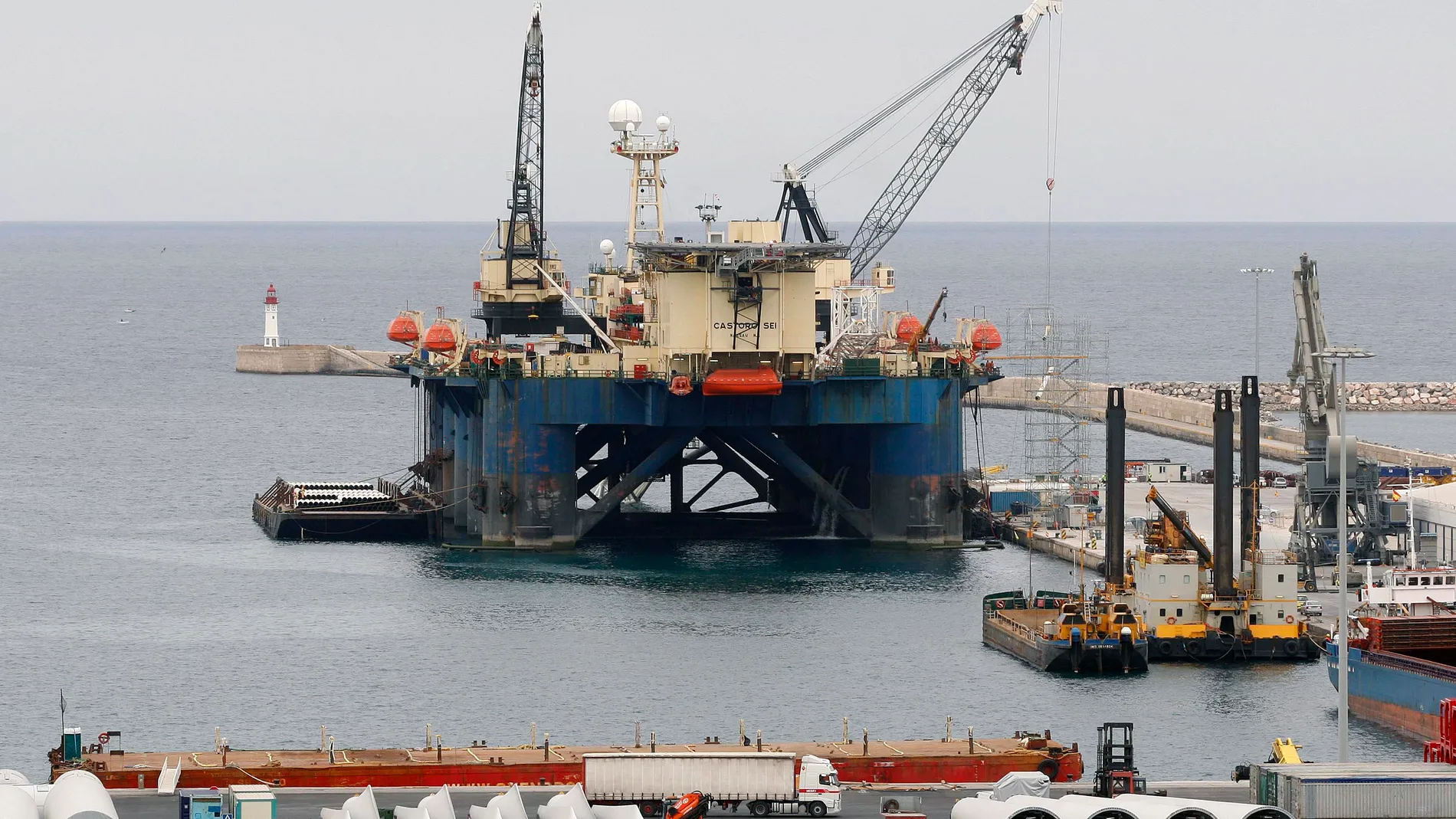 Imagen de archivo de una plataforma del gasoducto submarino que unirá Argelia y España