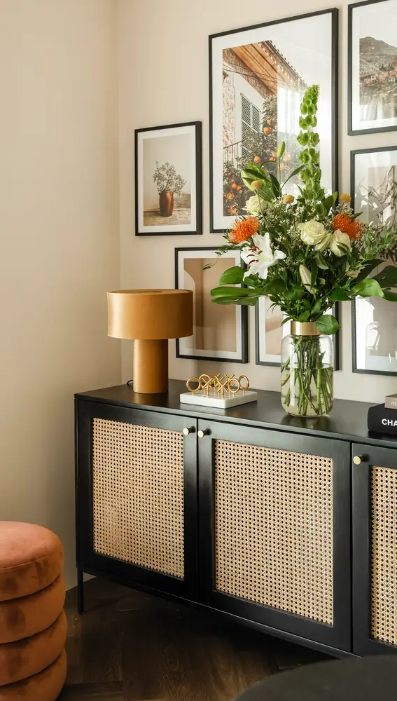 Mueble con rejilla de ratán