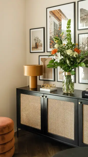 Mueble con rejilla de ratán Mueble con rejilla de ratán