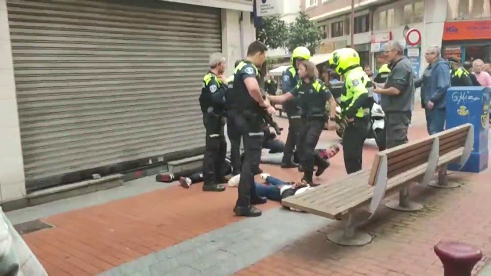 Vídeo: Varios okupas intentan entrar de nuevo en la vivienda de Barakaldo y terminan agrediendo a policías y vecinos