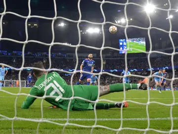 Benzema ejecuta el penalti del Etihad a lo Panenka Benzema ejecuta el penalti del Etihad a lo Panenka