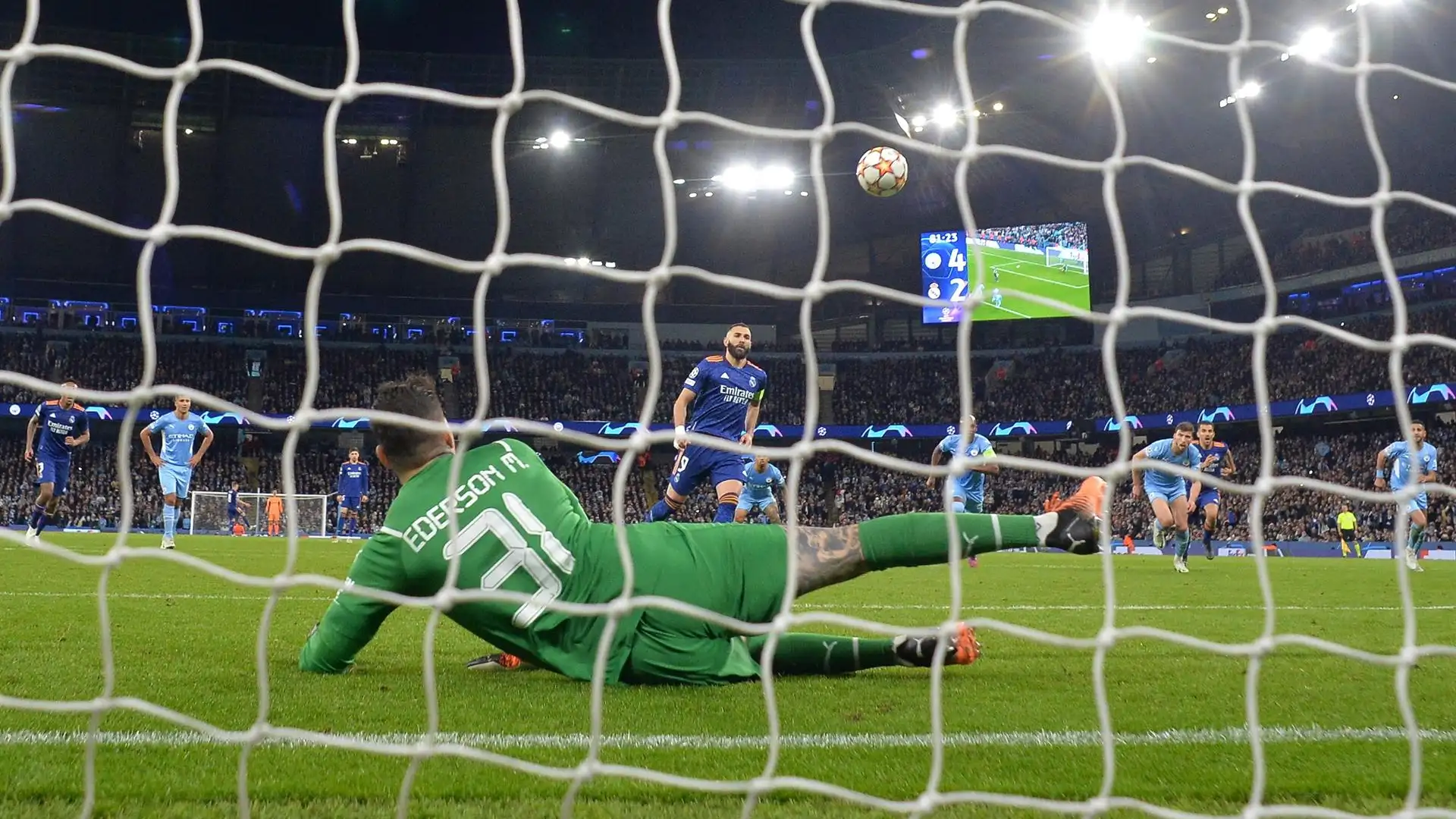 Benzema ejecuta el penalti del Etihad a lo Panenka Benzema ejecuta el penalti del Etihad a lo Panenka