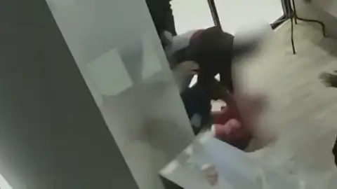 Brutal paliza a dos jóvenes en Ordes que terminaron con cortes en el rostro y hematomas Brutal paliza a dos jóvenes en Ordes que terminaron con cortes en el rostro y hematomas