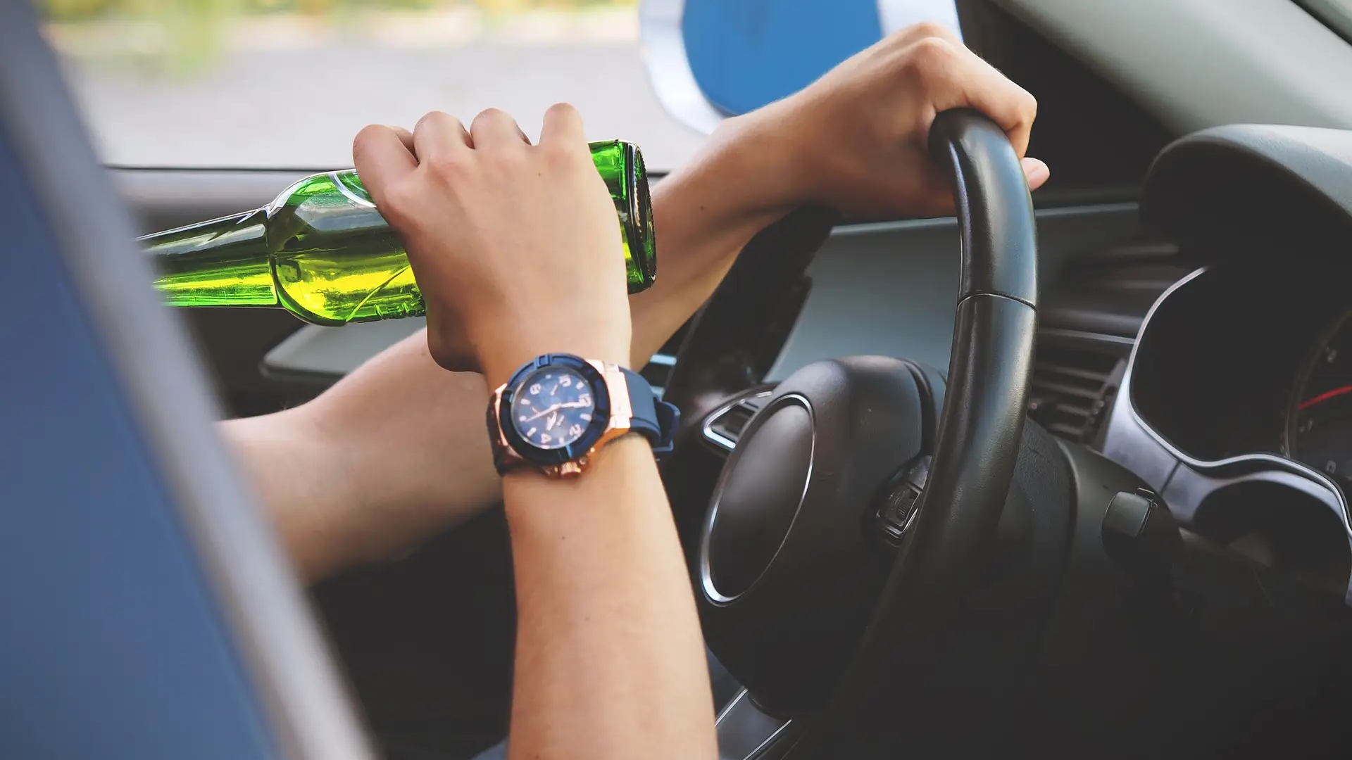 Un hombre bebe al volante Un hombre bebe al volante