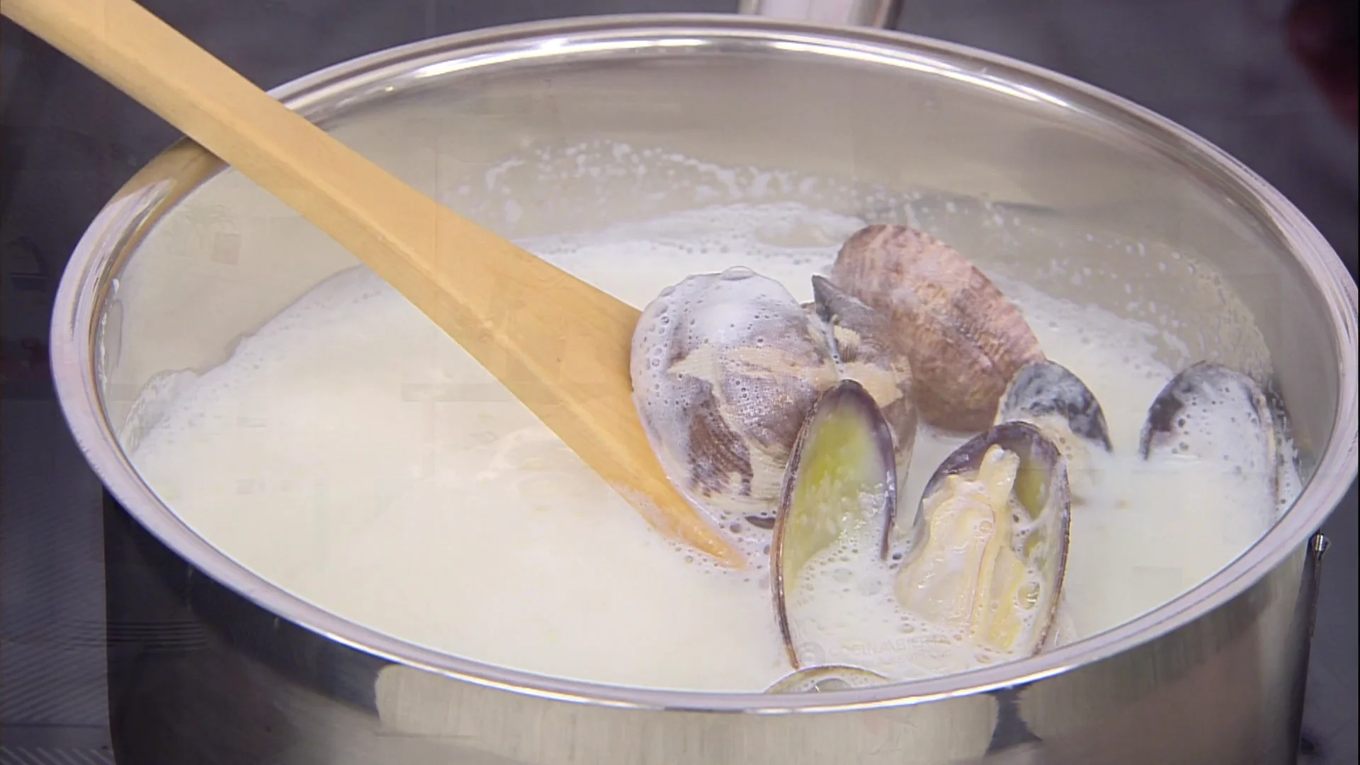 La clave de Argui&ntilde;ano para abrir las almejas en leche