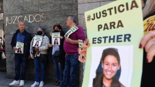 Una imagen en la que se puede leer un cartel pidiendo justicia para Esther L&oacute;pez