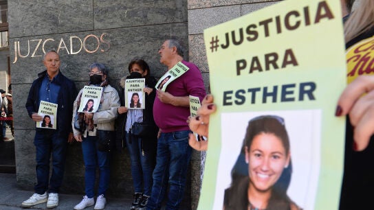 Una imagen en la que se puede leer un cartel pidiendo justicia para Esther L&oacute;pez