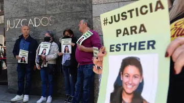 Una imagen en la que se puede leer un cartel pidiendo justicia para Esther López Una imagen en la que se puede leer un cartel pidiendo justicia para Esther López