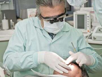Un hombre aspira una broca en el dentista durante un empaste y tiene que ser operado del pulmón