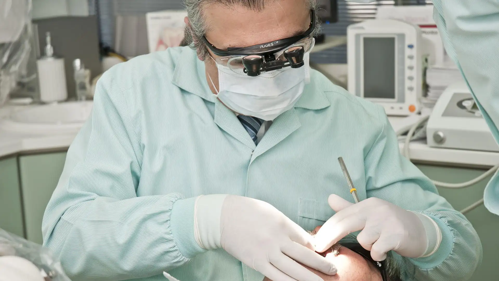 Un hombre aspira una broca en el dentista durante un empaste y tiene que ser operado del pulmón Un hombre aspira una broca en el dentista durante un empaste y tiene que ser operado del pulmón