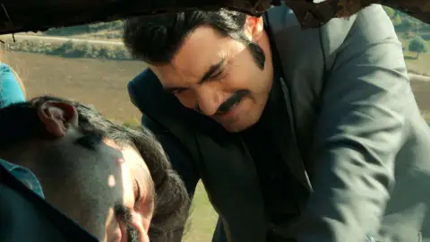 En el próximo capítulo de ‘Tierra Amarga’: Demir salva la vida de Yilmaz tras sufrir un accidente En el próximo capítulo de ‘Tierra Amarga’: Demir salva la vida de Yilmaz tras sufrir un accidente