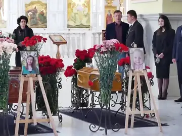 El dolor más intenso de la guerra en Ucrania: Un joven se despide de su familia en su funeral