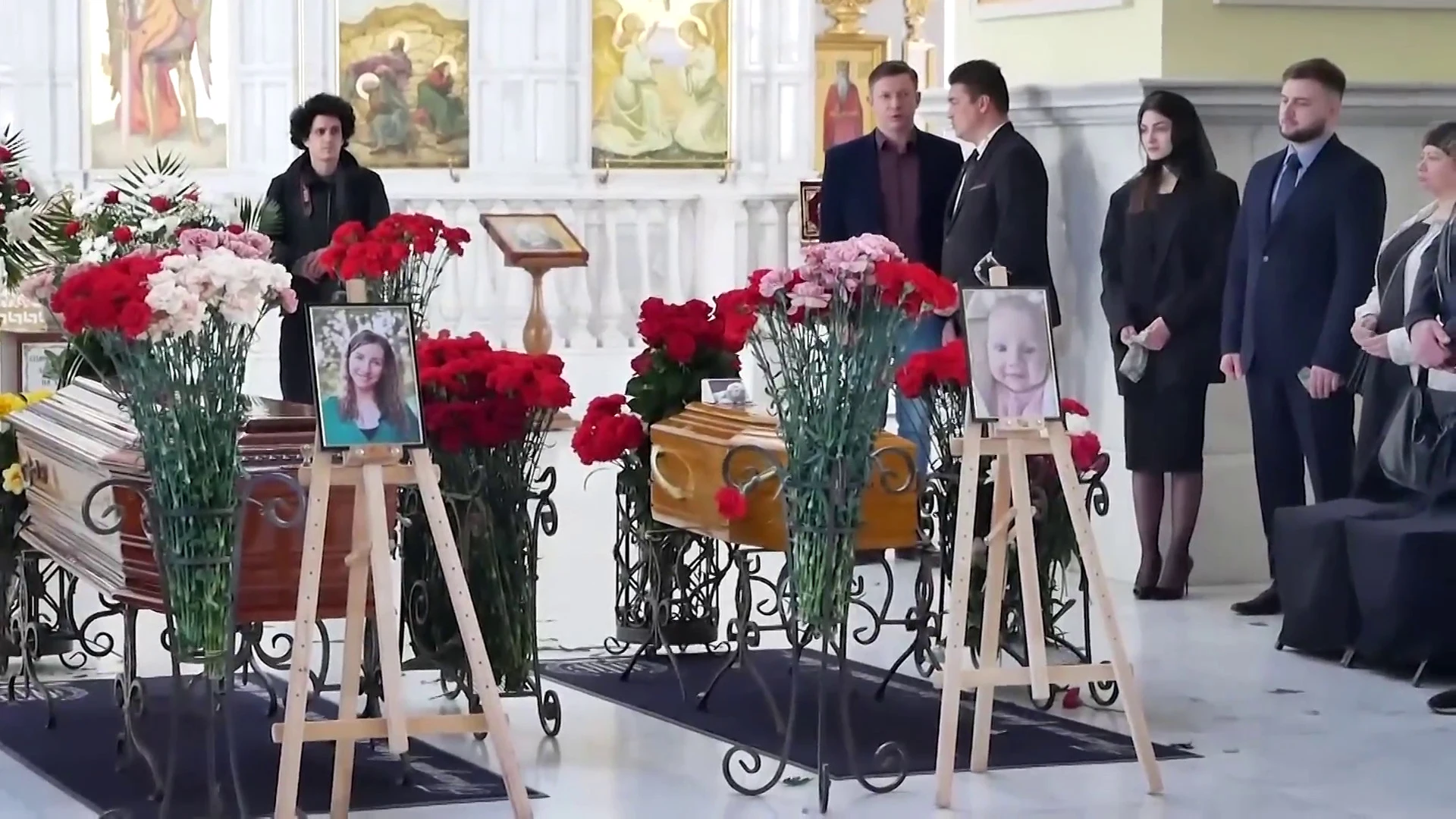 El dolor más intenso de la guerra en Ucrania: Un joven se despide de su familia en su funeral El dolor más intenso de la guerra en Ucrania: Un joven se despide de su familia en su funeral