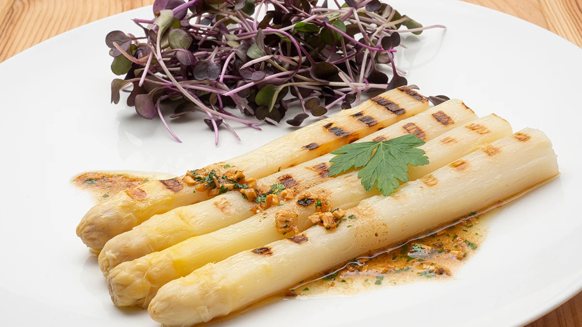 Karlos Arguiñano: receta de espárragos de temporada a la plancha con bagna cauda Karlos Arguiñano: receta de espárragos de temporada a la plancha con bagna cauda