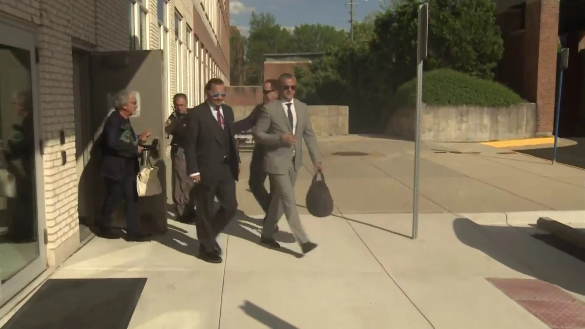 Fans aplauden a Johnny Depp en su salida del juicio e insultan y abuchean a Amber Heard