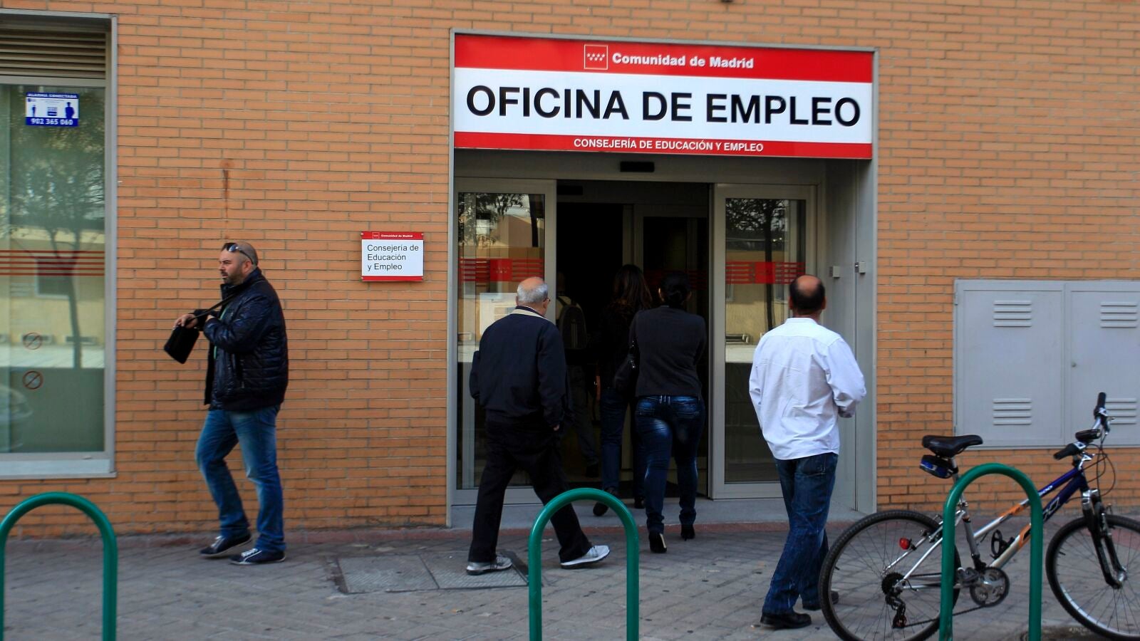 El paro desciende en 99.512 personas en mayo y baja de los 3 millones por primera vez desde 2008