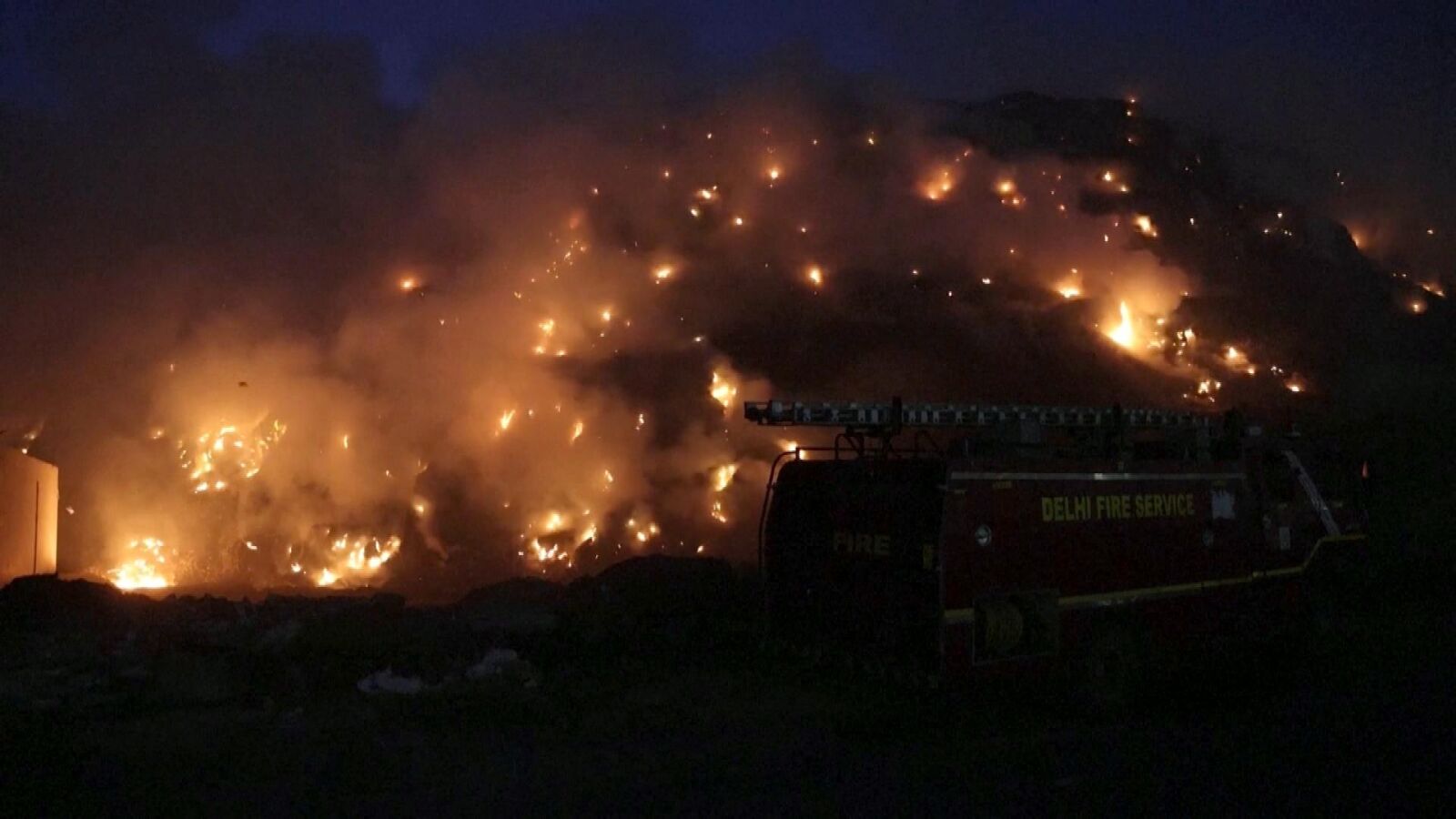 Desalojadas varias residencias en Alberic (Valencia) tras el incendio en un vertedero de restos de la DANA