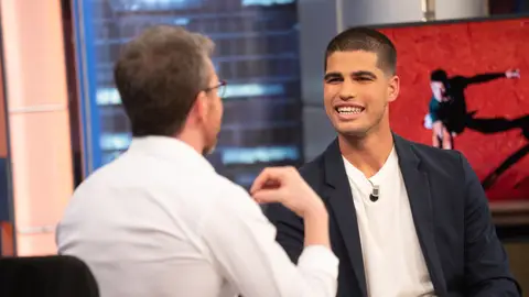 Carlos Alcaraz opina en 'El Hormiguero 3.0' sobre las comparaciones con Rafa Nadal: "Es bueno en cierta parte" Carlos Alcaraz opina en 'El Hormiguero 3.0' sobre las comparaciones con Rafa Nadal: "Es bueno en cierta parte"