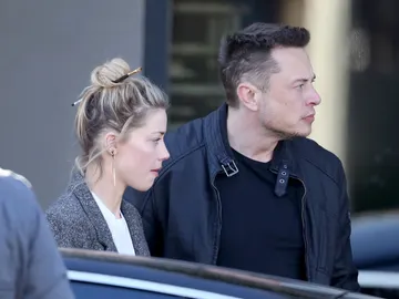 Amber Heard y Elon Musk saliendo juntos Amber Heard y Elon Musk saliendo juntos