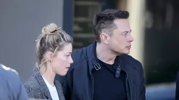 Amber Heard y Elon Musk saliendo juntos