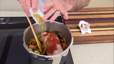 Añade el pimentón y el comino Añade el pimentón y el comino