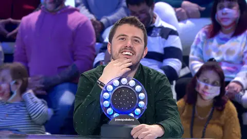 Roberto Leal intenta ‘pillar’ a Orestes en ‘Pasapalabra’: “¿Qué haces cuando nadie te ve?” Mejores momentos | 29 de abril