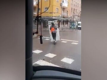 La Policía de Zaragoza denuncia en Twitter a un joven que circulaba en patinete mientras portaba un somier