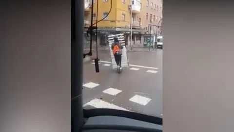 La Policía de Zaragoza denuncia en Twitter a un joven que circulaba en patinete mientras portaba un somier La Policía de Zaragoza denuncia en Twitter a un joven que circulaba en patinete mientras portaba un somier