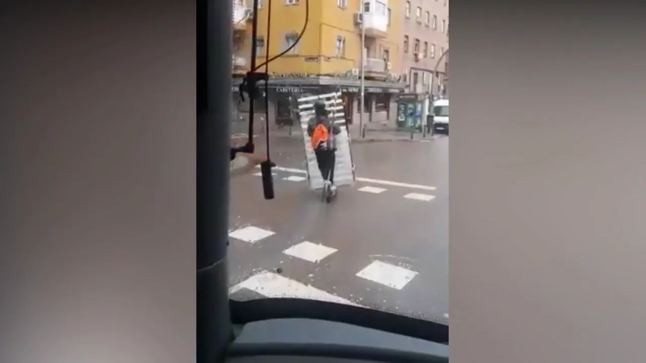 La Polic&iacute;a de Zaragoza denuncia en Twitter a un joven que circulaba en patinete mientras portaba un somier
